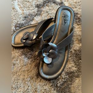 LifeStride Soft System Woman’s Flower Pewter Sandals size 10